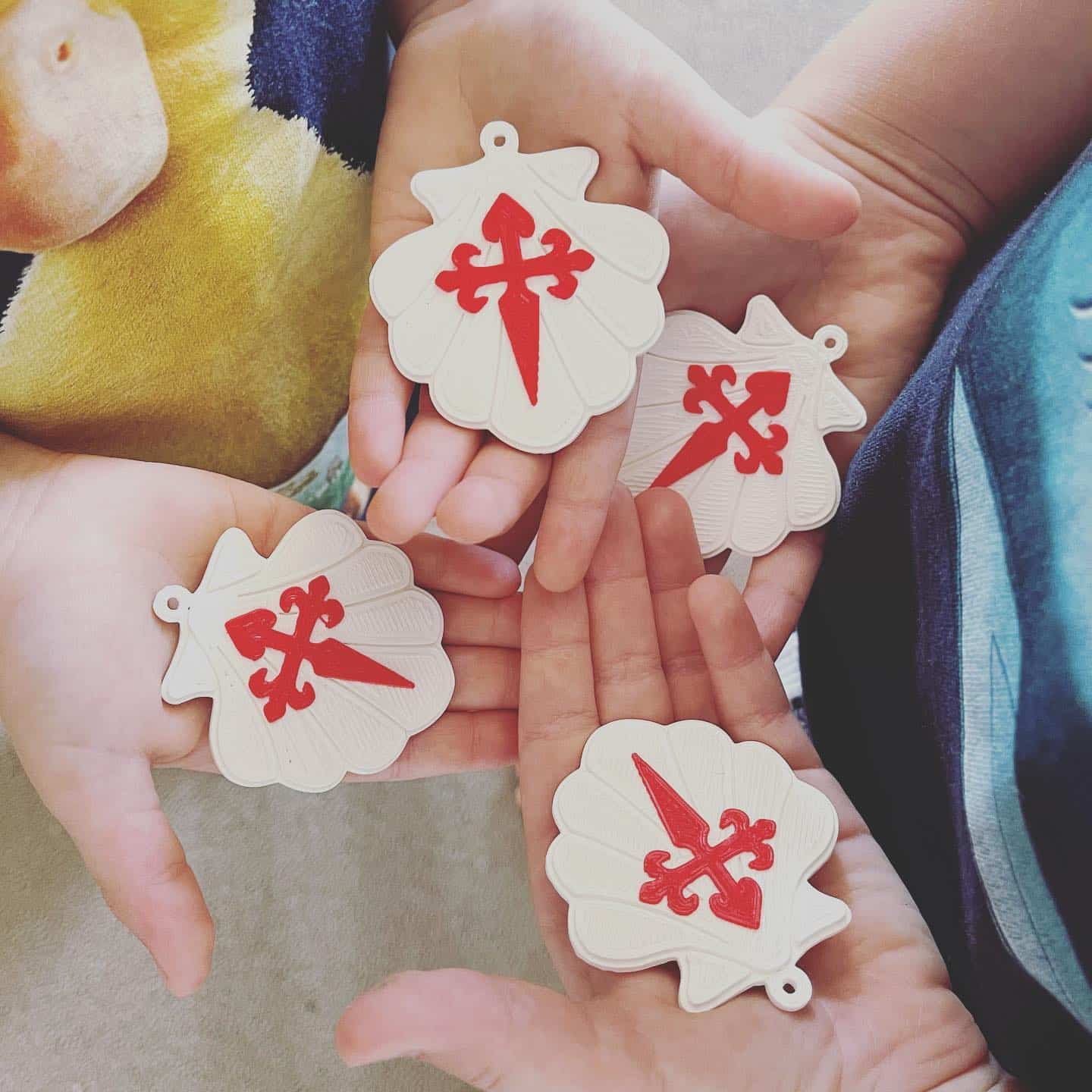 Oh wie sehr sie sich auf dieses große Abenteuer freuen.
💛👣
Heute haben sie von ihrem Onkel diese kleinen Pilgermuscheln für ihre Rucksäcke geschenkt bekommen und können es gar nicht erwarten, sie daran zu befestigen. Die große Räubertochter stöbert durch unsere Fotos vergangener Caminos und fragt gefühlt bei jedem zweiten Bild „Mama, können wir da auch hin? Und da? Und können wir da schlafen?“. Die kleine versichert sich schon selbst immer wieder „Ich schaff das. Papa, ich schaff das Laufen, bin schon groß!“
💛👣
Welch herrliche Erfahrung wartet da auf uns. 🥰
•
•
•
•

#caminoaddict #caminoaddict #elcaminodesantiagodecompostela #jakobsweg #caminodesantiago #camino2023 #jakobsweg2023 #caminowithkids #jakobswegliebe #caminoliebe #derwegruft #caminoiscalling
#caminofrances #einmalpilgerimmerpilger 
#onceapilgrimalwaysapilgrim #jakobswegspanien #caminoaddicted